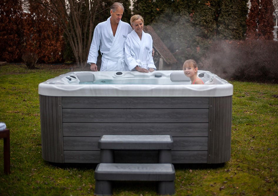 Casal a desfrutar de um jacuzzi